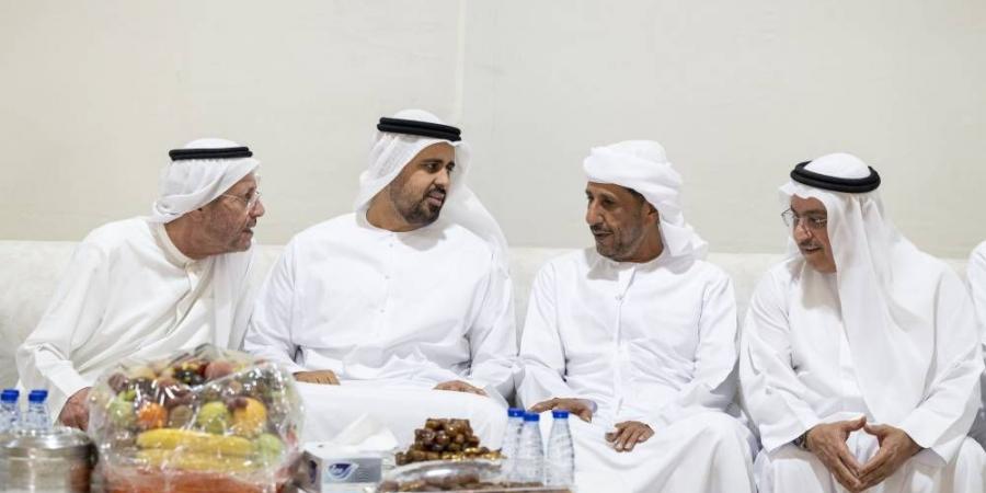ذياب بن محمد يقدم واجب العزاء في وفاة والدة الشهيد إسماعيل عبدالقادر الملا - دليل الوطن