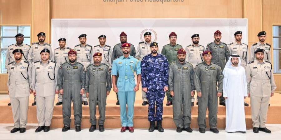 قائد شرطة الشارقة يكرم فريق إدارة جناح الجو في «الداخلية» - دليل الوطن